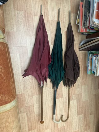 Tres sombrillas de época
