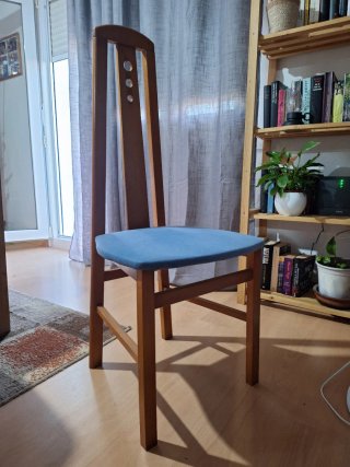 Silla de salón madera y tela azul