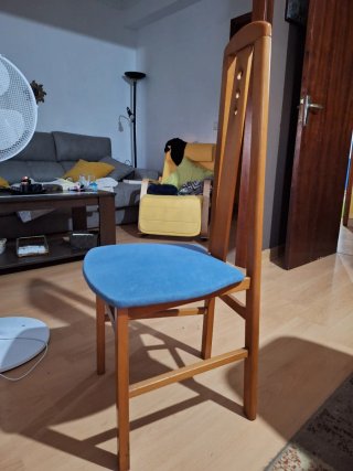 Silla de salón madera y tela azul
