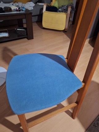 Silla de salón madera y tela azul