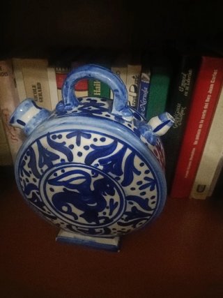 Botijo de cerámica azul y blanco