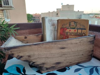 Revistero/Macetero Antiguo de Madera Celemin