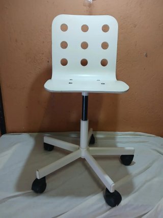 Silla de oficina blanca con ruedas