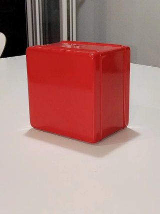 Caja fuerte retro roja decorativa