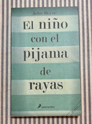 El niño con el pijama a rauas