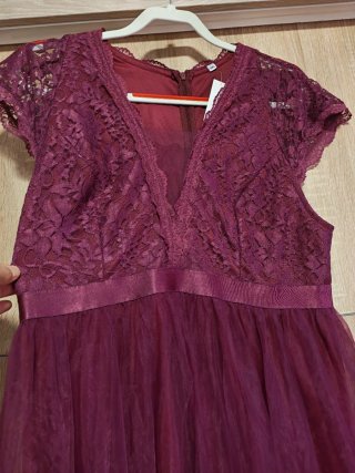 Vestido de fiesta granate con encaje