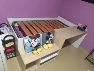 Cama infantil con somier y colchón.