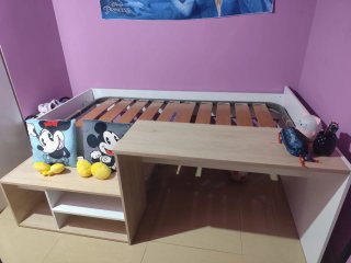 Cama infantil con somier y colchón.