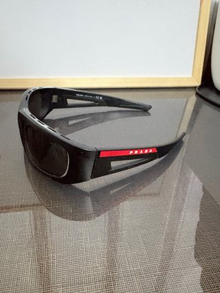 Gafas de sol Prada negras y rojas