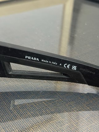 Gafas de sol Prada negras y rojas