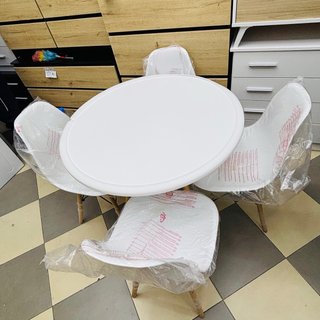 Mesa redonda blanca con 4 sillas