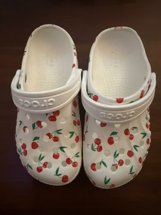 Crocs Talla 31 Estampado de Cerezas