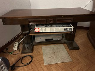 Mesa de madera oscura