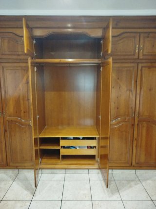 Armario de madera maciza