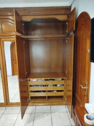Armario de madera maciza