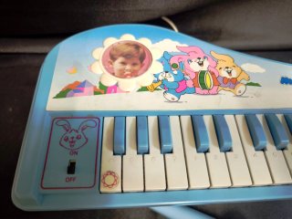 Piano infantil vintage con micrófono