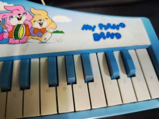 Piano infantil vintage con micrófono