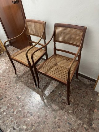Poltrone in legno e rattan dal design classico