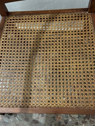 Poltrone in legno e rattan dal design classico