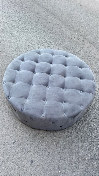 Puff redondo tapizado gris