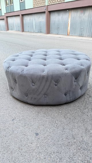 Puff redondo tapizado gris