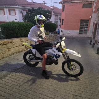 Moto Enduro Blanca y Amarilla
