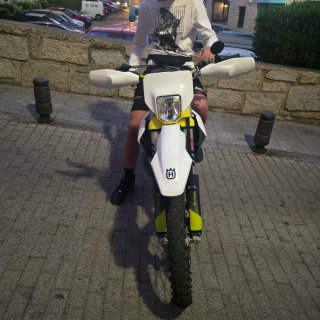 Moto Enduro Blanca y Amarilla
