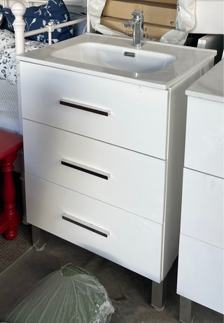 Mueble de baño con lavabo y grifo