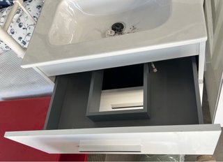 Mueble de baño con lavabo y grifo