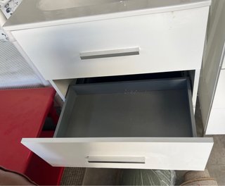 Mueble de baño con lavabo y grifo
