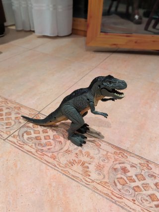 Dinosaurio de juguete con sonido y movimiento