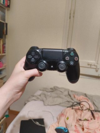 PS4 (PlayStation 4) con 2 mandos y juego