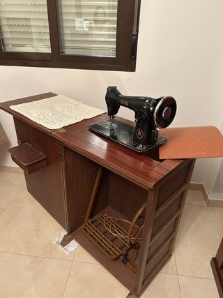 Máquina de coser ALFA con mueble