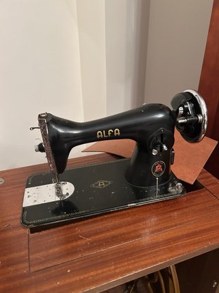 Máquina de coser ALFA con mueble