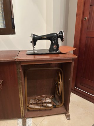 Máquina de coser ALFA con mueble