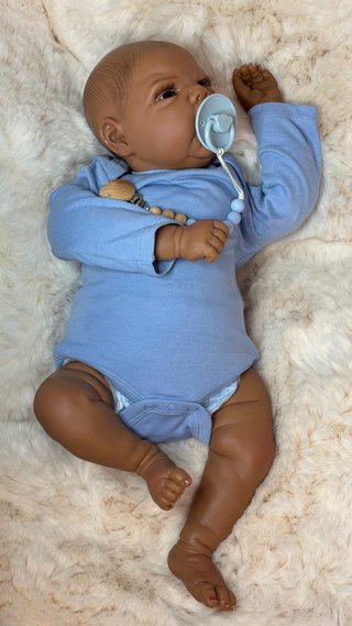 Muñeco bebé Reborn realista mulato