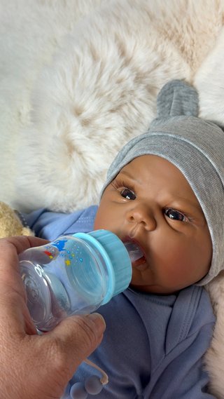 Muñeco bebé Reborn realista mulato