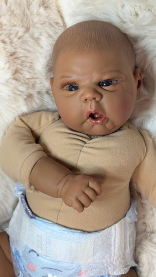 Muñeco bebé Reborn realista mulato