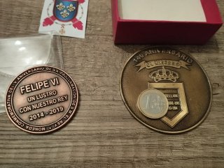Medalla El Bizarro y Moneda Hermandad Monárquica