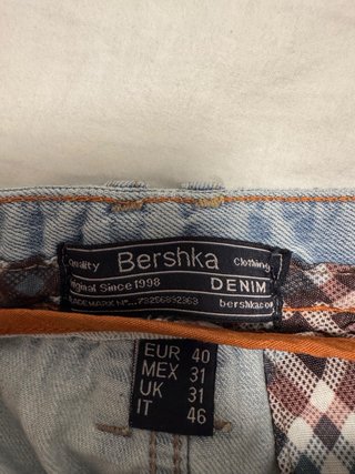 Pantalón corto vaquero desgastado