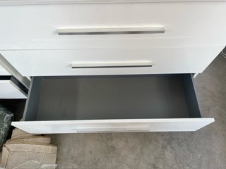 Mueble de baño con lavabo y grifo.