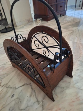 Revistero de madera y metal