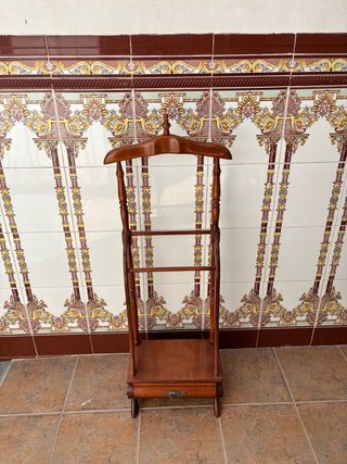 Mozo de perchero de madera