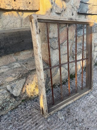 Reja antigua de forja con marco de madera