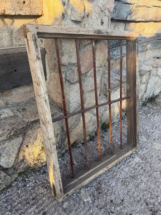 Reja antigua de forja con marco de madera