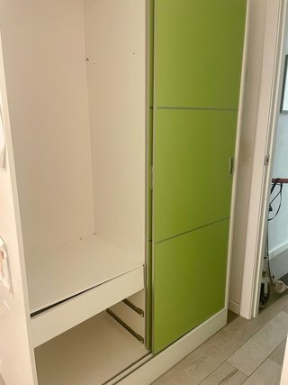 Armario y estante verde y blanco