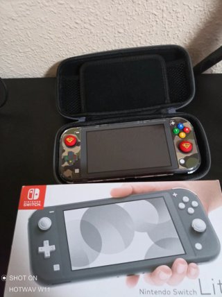 Nintendo Switch Lite 256 GB + Custodia + Caricatore