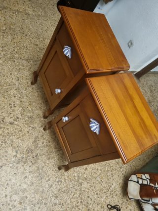 Mesitas de noche de madera con porcelana