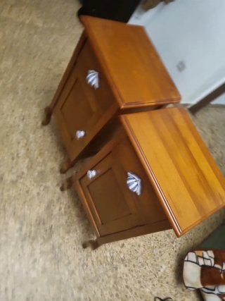 Mesitas de noche de madera con porcelana