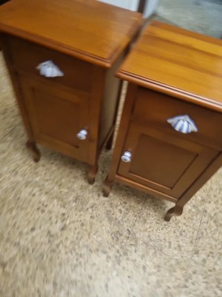 Mesitas de noche de madera con porcelana